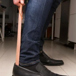Kikkerland CEDAR SHOE HORN - Schuhanzieher