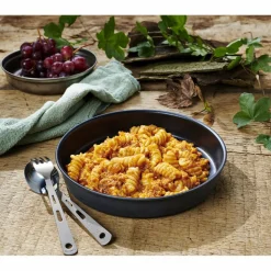 TREK'N EAT PASTA MIT HÜHNCHENBOLOGNESE U. KÄSE-RTE - Outdoor Essen